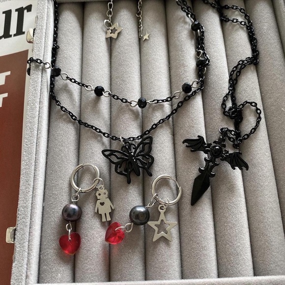 Grunge butterfly layered necklace - Picture 3 of 3